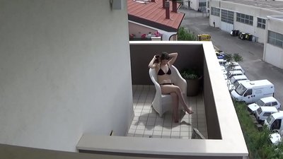 Mengintip rakan sebilik saya yang muda melancap di balkoni